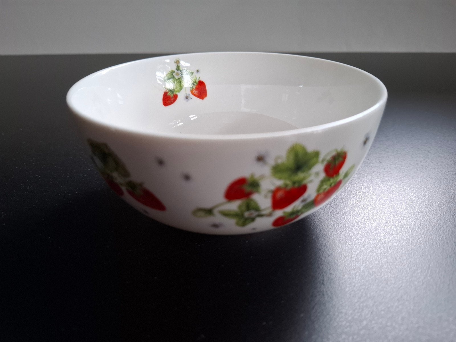 Ambiente Kom met aardbeien decor - New Bone China, Porselein of Keramiek, Schaal, Vaatwasserbestendig, Rond