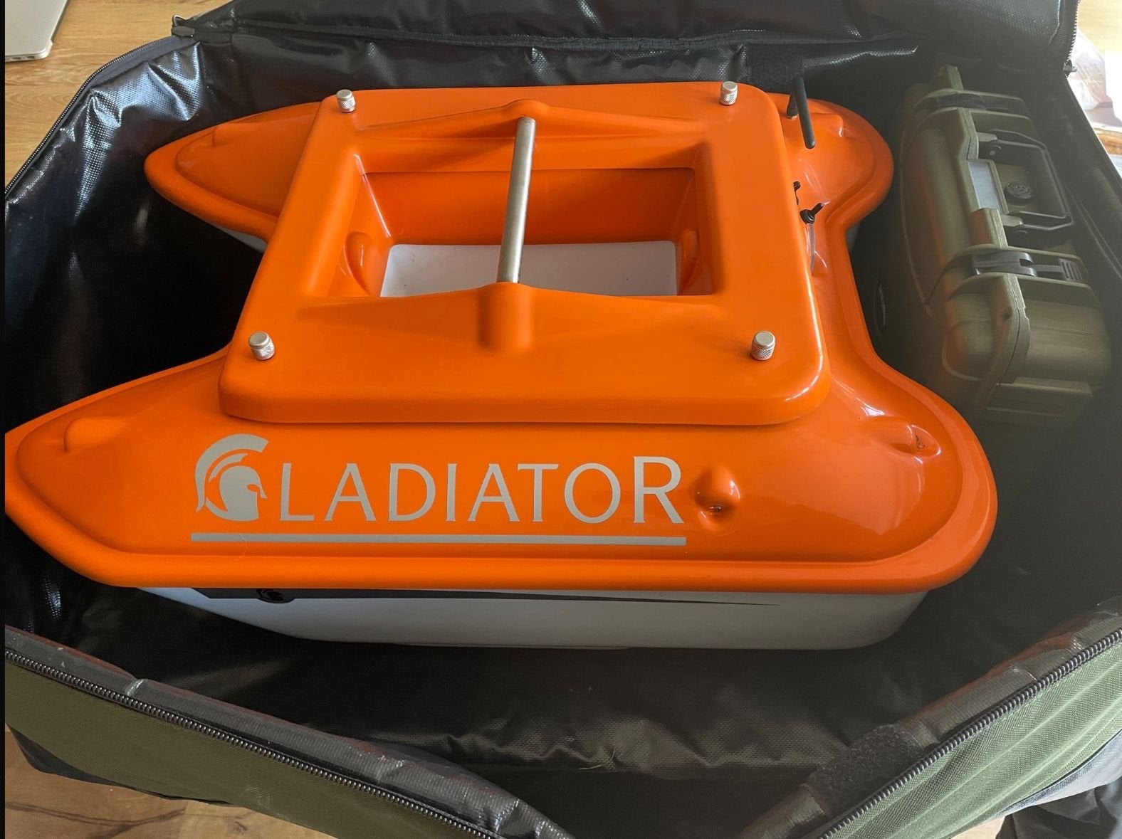 Gladiator voerboot met draagtas en raymarine, Ophalen, Gebruikt