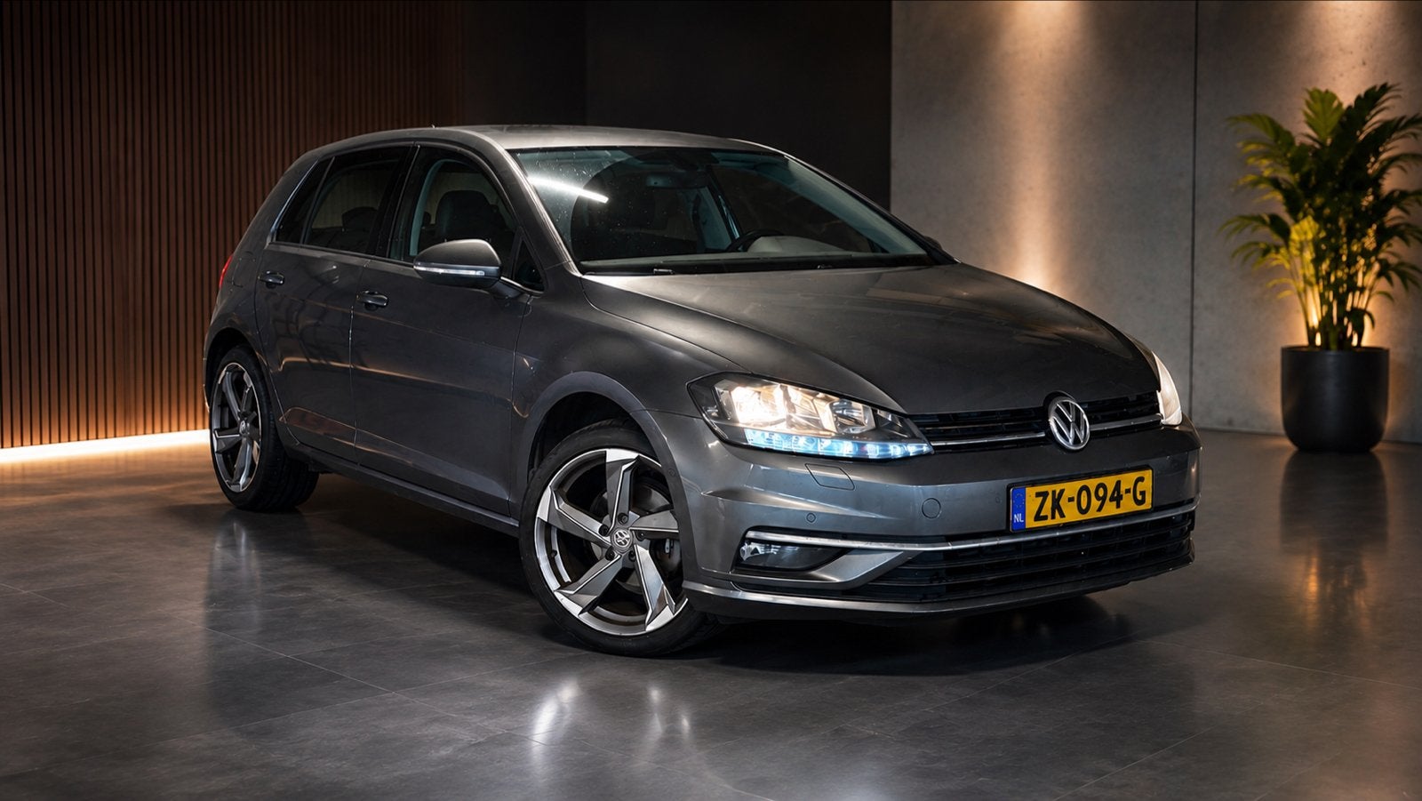 Volkswagen Golf 1.0 TSI 110pk 5D 2018 Grijs, Auto's, Volkswagen, Voorwielaandrijving, Handgeschakeld, 3 cilinders, 999 cc