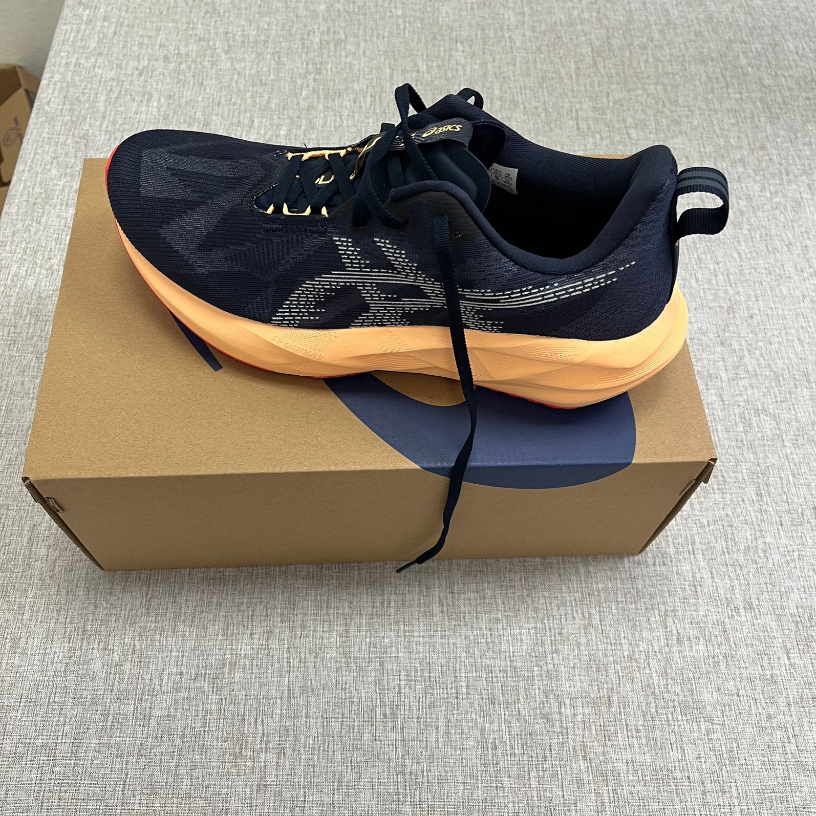 Adics M Novablast 5 / 44,5, Sport en Fitness, Loopsport en Atletiek, Hardloopschoenen, Nieuw, Ophalen of Verzenden, Hardlopen