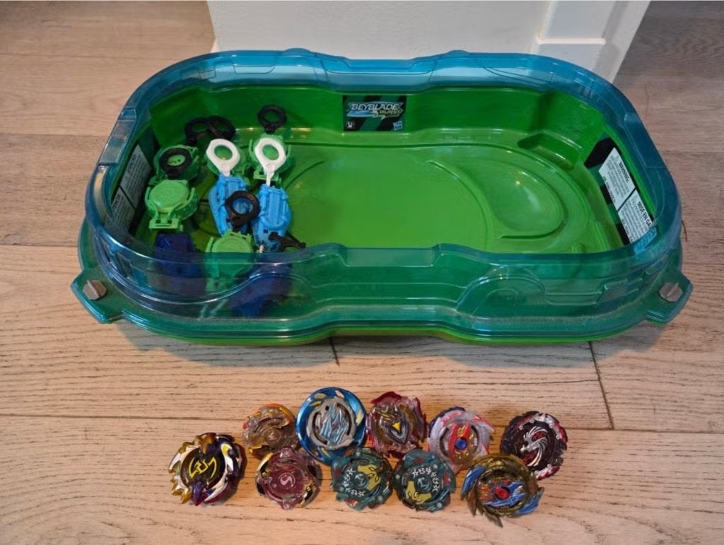 Beyblade Stadion + 9 Beyblades + 8 Launchers, Ophalen, Gebruikt, Jongen of Meisje
