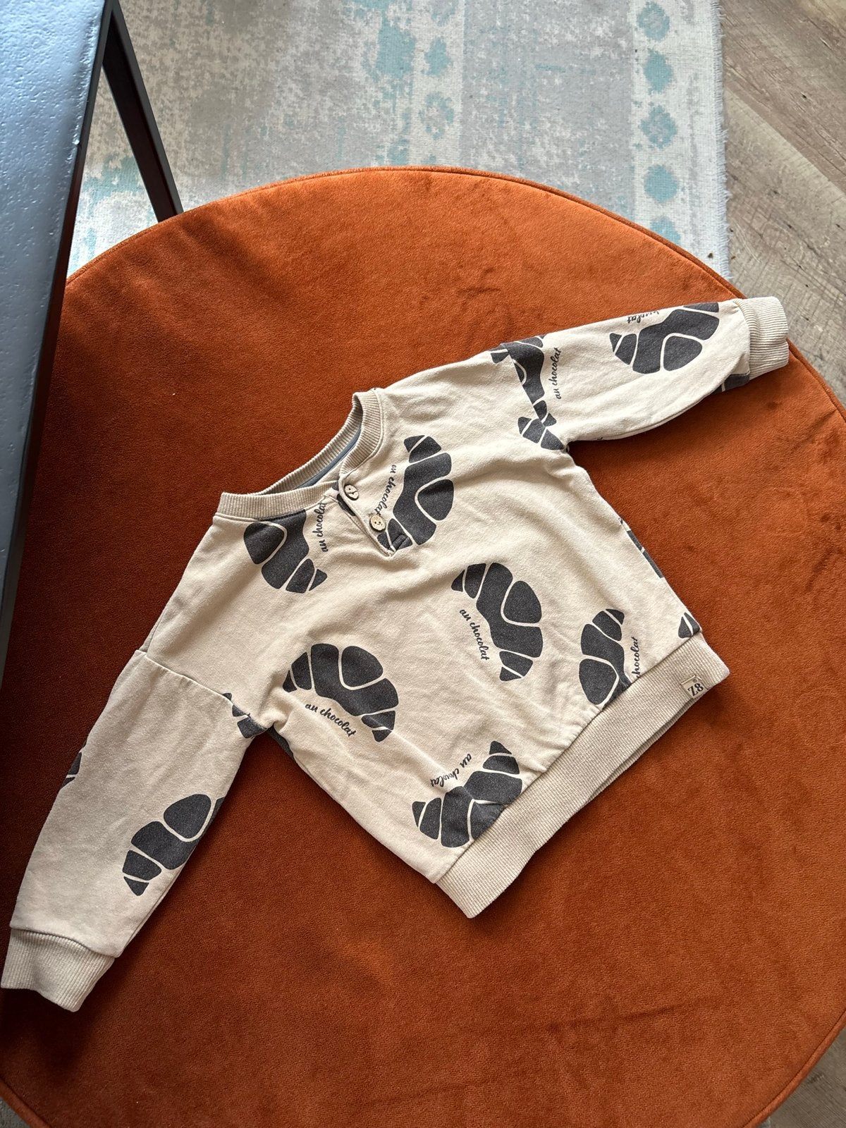 Z8 truitje met croissant print - maat 80, Ophalen of Verzenden, Zo goed als nieuw, Jongetje, Truitje of Vestje