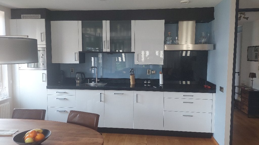Moderne keuken met zwart Belgisch hardstenen werkblad, Ophalen, Gebruikt, Wit, Graniet of Steen