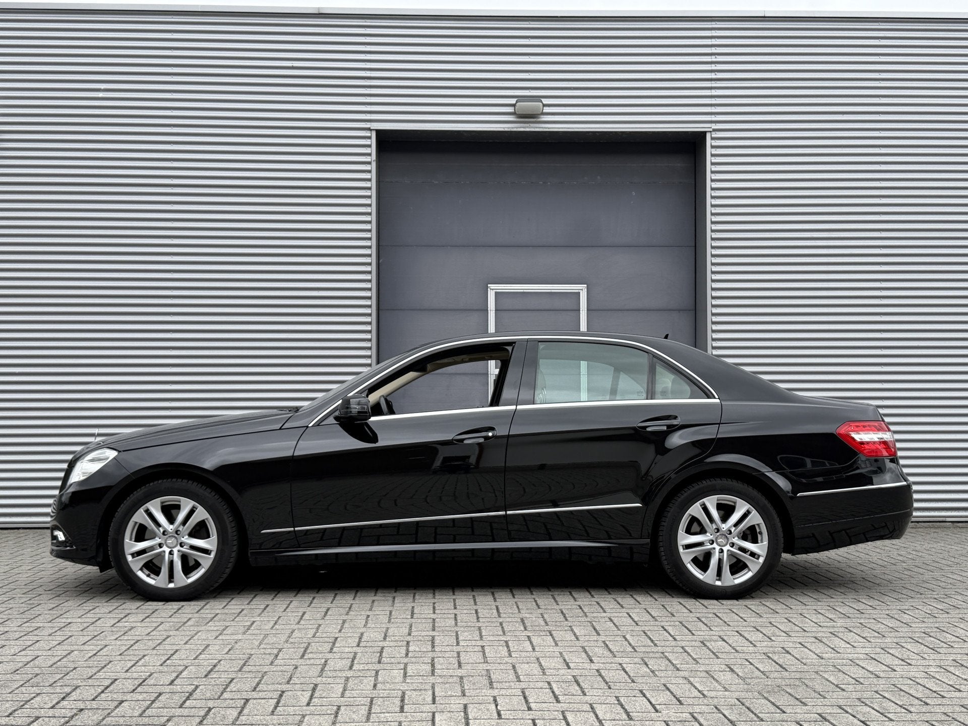 Mercedes-Benz E-Klasse 350 CGI Avantgarde 4-Matic I Aut. I A, Auto's, Automaat, Gebruikt, 2000 kg, Zwart