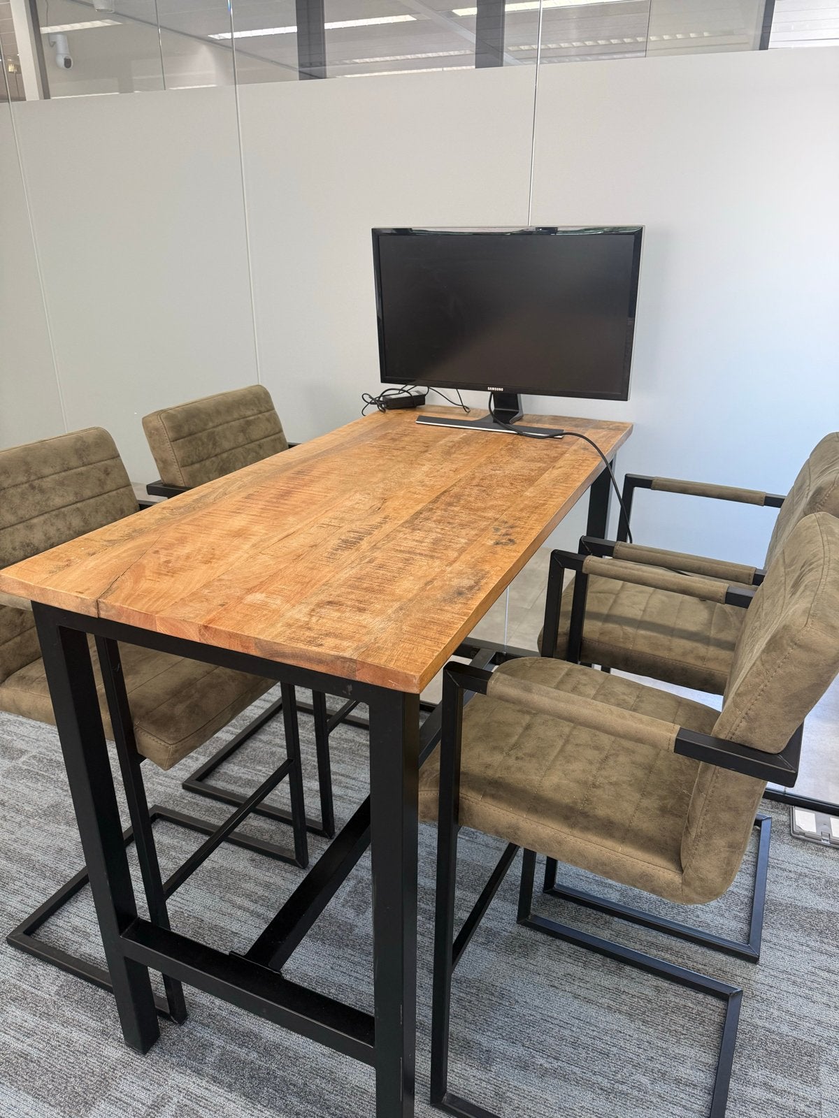 Hoge eettafel met 4 stoelen - zgan - Hout en metaal, Ophalen, Gebruikt, 90 cm of meer, 4 krukken