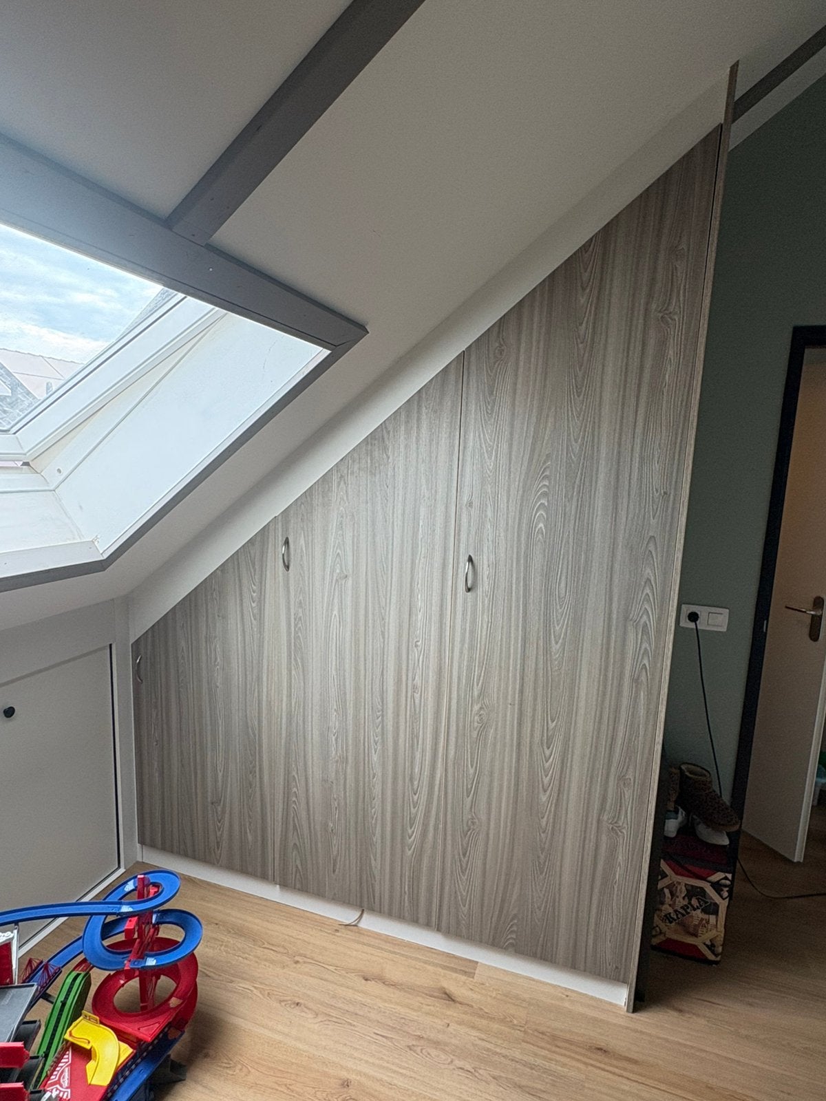 Schuine wand kledingkast zolder, Huis en Inrichting, Kasten | Kledingkasten, Ophalen, Met deur(en), 150 tot 200 cm, Schuin
