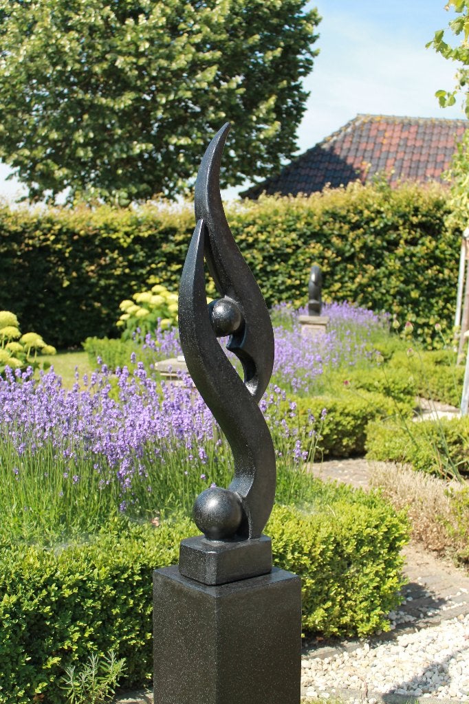Nieuw: tuinbeeld aanbieding beeld + sokkel 50 cm: 140 euro, Ophalen, Nieuw, Steen, Abstract beeld