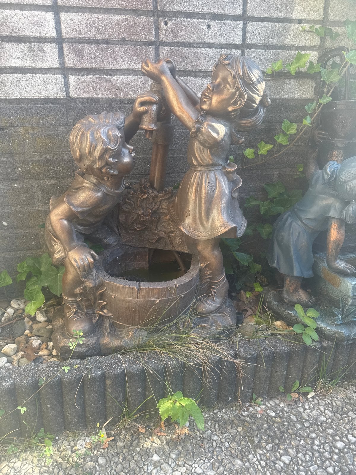 Decoratieve tuinbeelden: Kinderen bij waterpomp, Tuin en Terras, Ophalen, Gebruikt, Overige materialen, Mensenbeeld