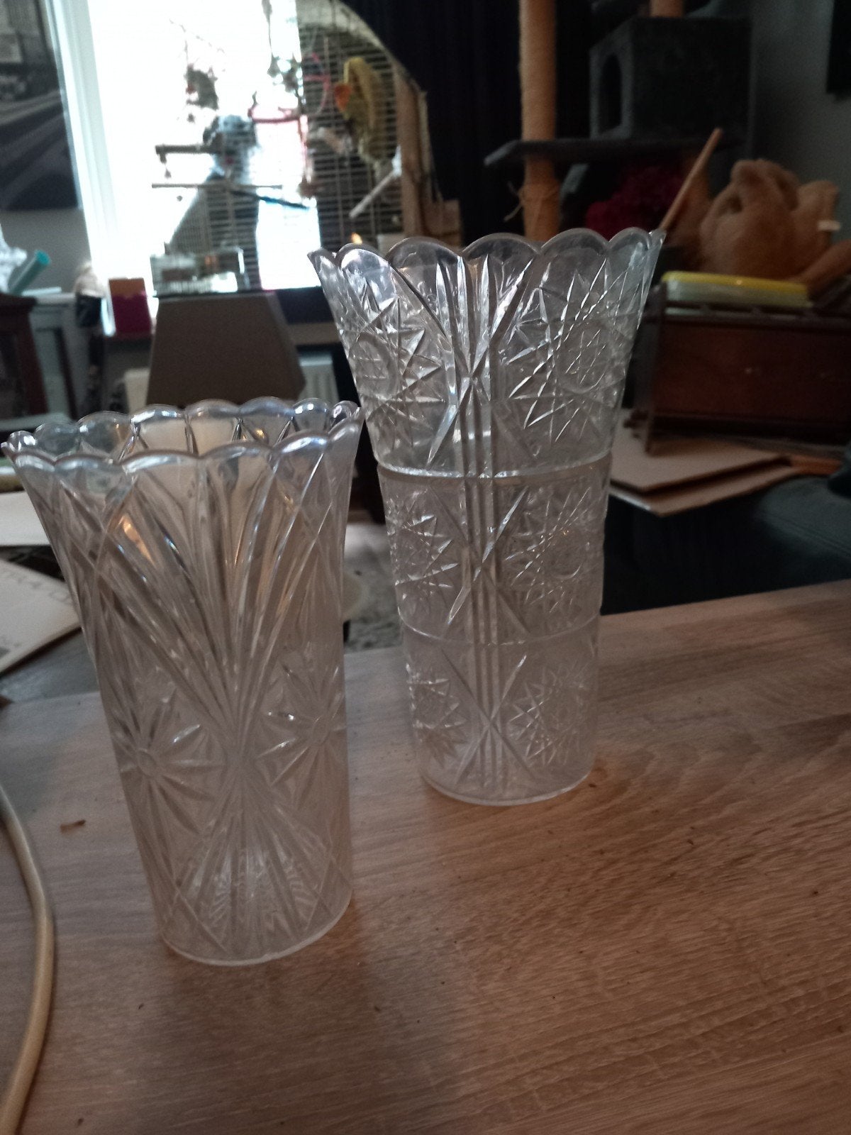 Set van 2 decoratieve plastic vazen - 22cm en 17cm, Ophalen of Verzenden