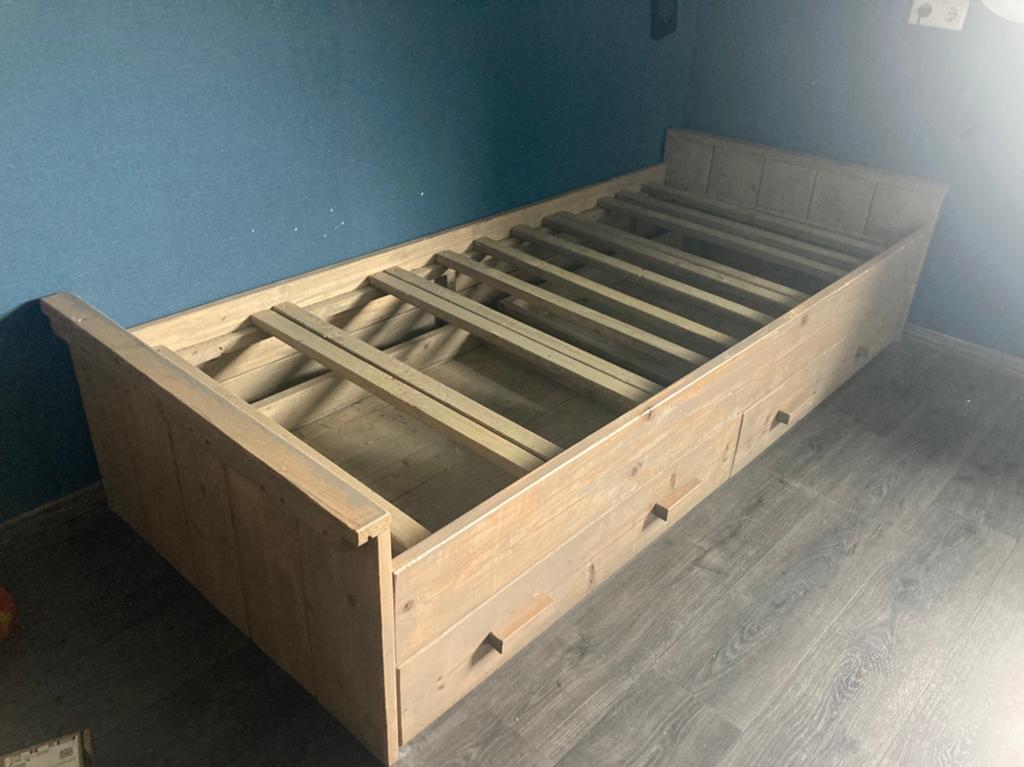 Mooi stijgerhouten bed, Huis en Inrichting, 90 cm, Eenpersoons, Ophalen of Verzenden, Zo goed als nieuw