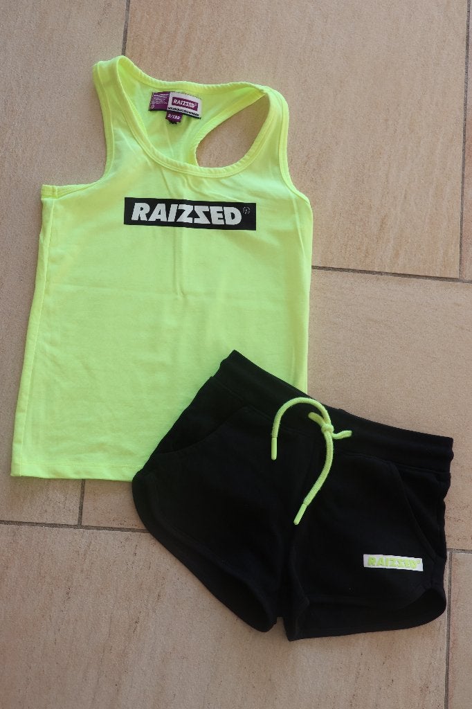 Nieuwstaat Raizzed broekje en shirtje zwart geel 128, Kinderen en Baby's, Kinderkleding | Maat 128, Meisje, Ophalen of Verzenden
