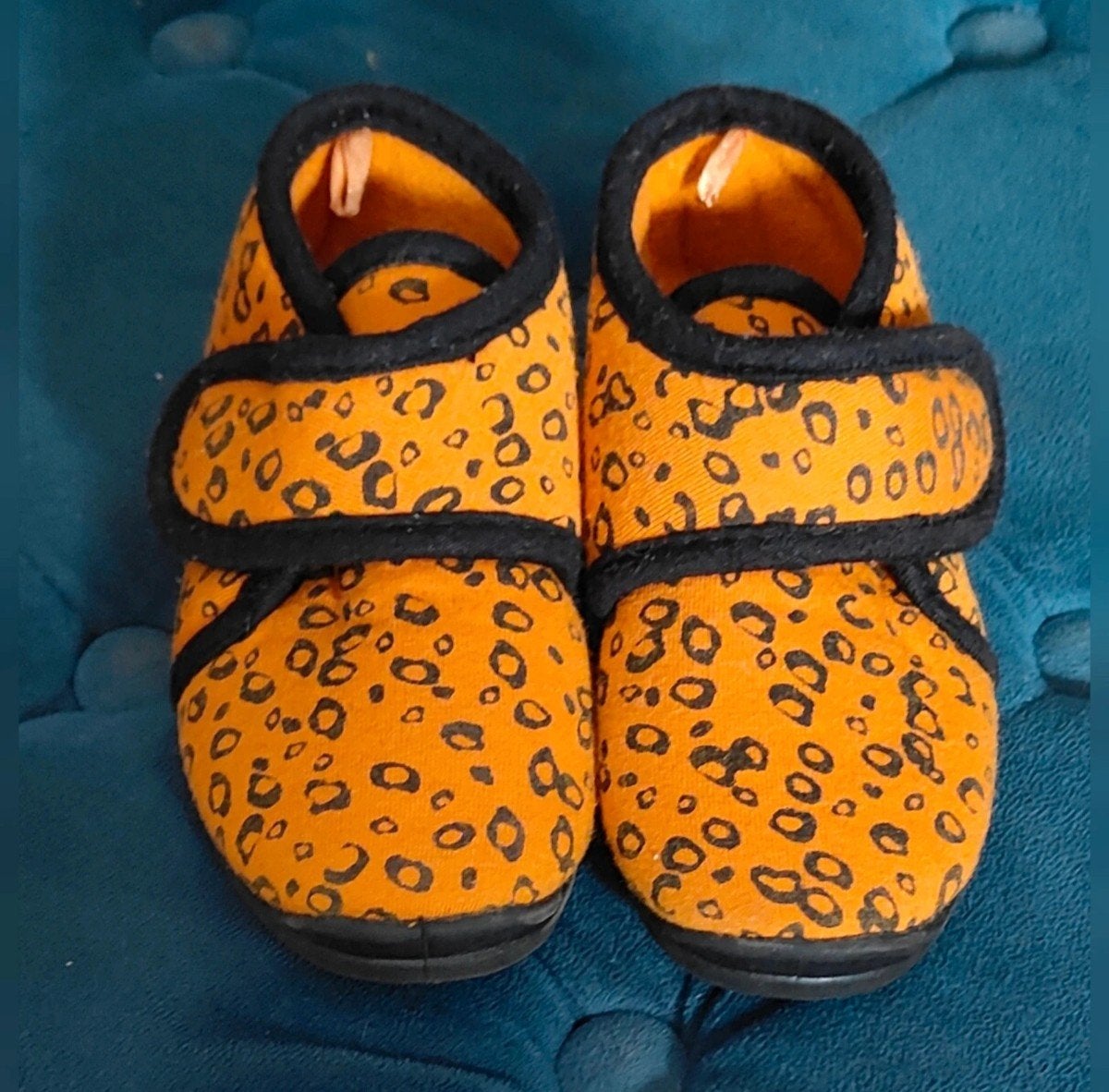 Oranje bruine kinder pantoffels met luipaardprint maat 22/23, Ophalen of Verzenden, Zo goed als nieuw, Jongetje of Meisje, Slofjes