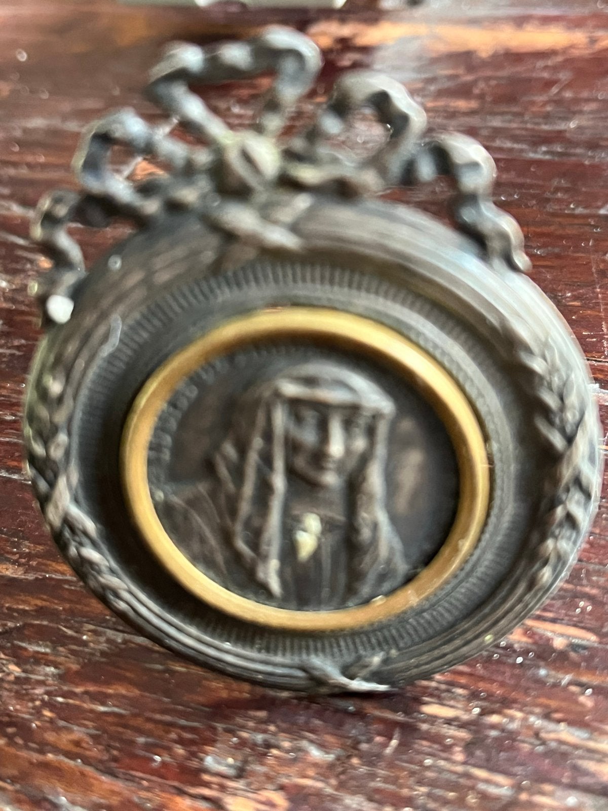 Antieke religieuze medaille H. Maagd Maria op standaard, Ophalen of Verzenden