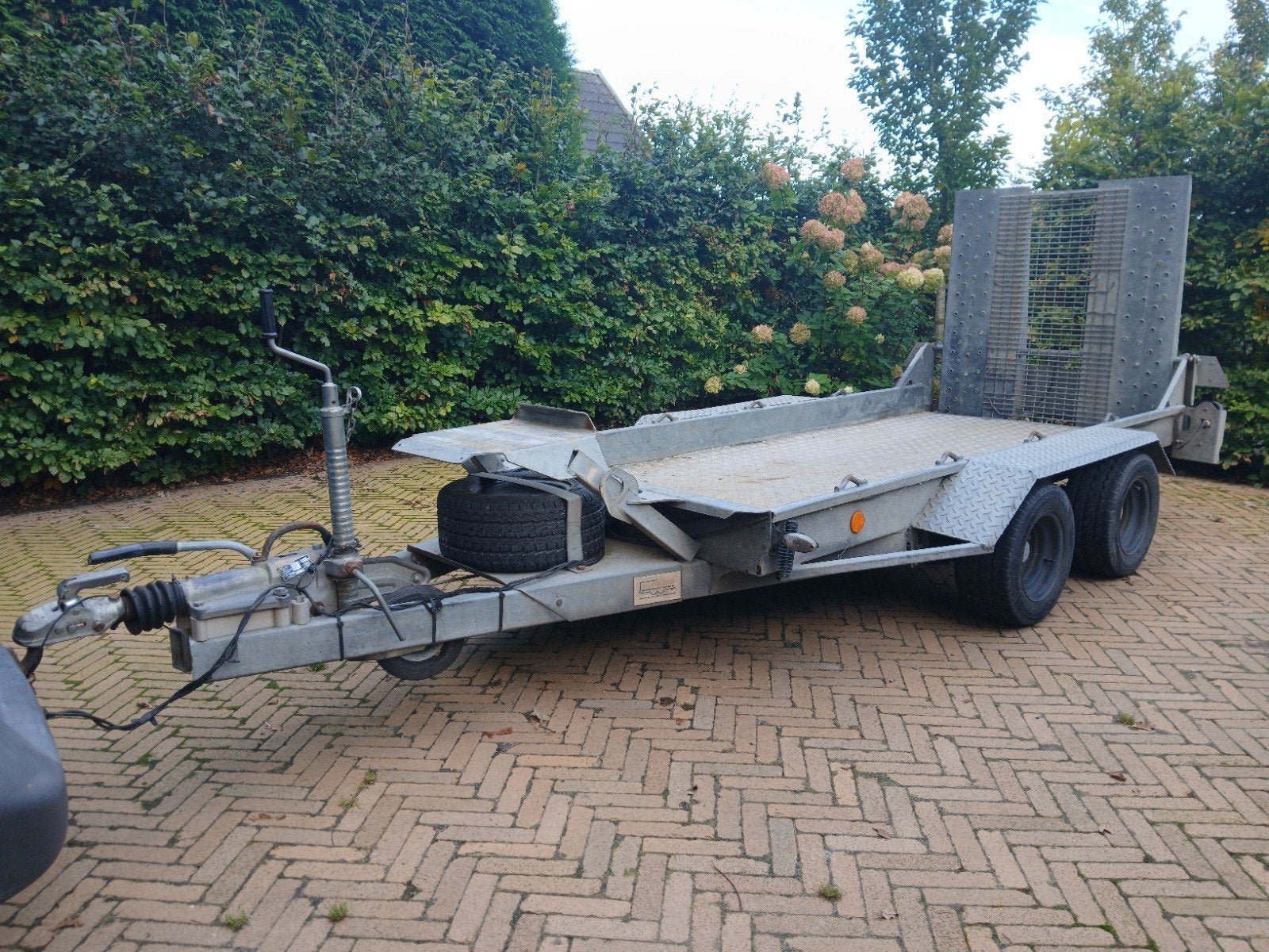 degelijke Ifor Williams machinetransporter 2700kg, Ophalen