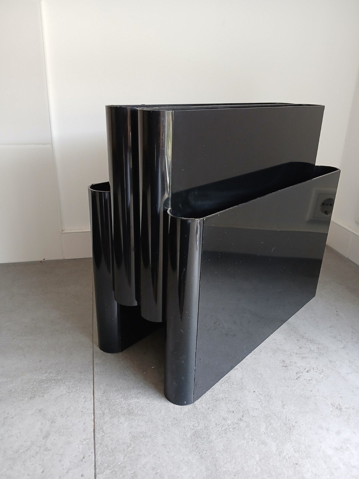 zwarte Kartell 4676 Giotto Stoppino lectuurbak, Huis en Inrichting, Woonaccessoires | Krantenbakken en Lectuurbakken, Meerdere vakken