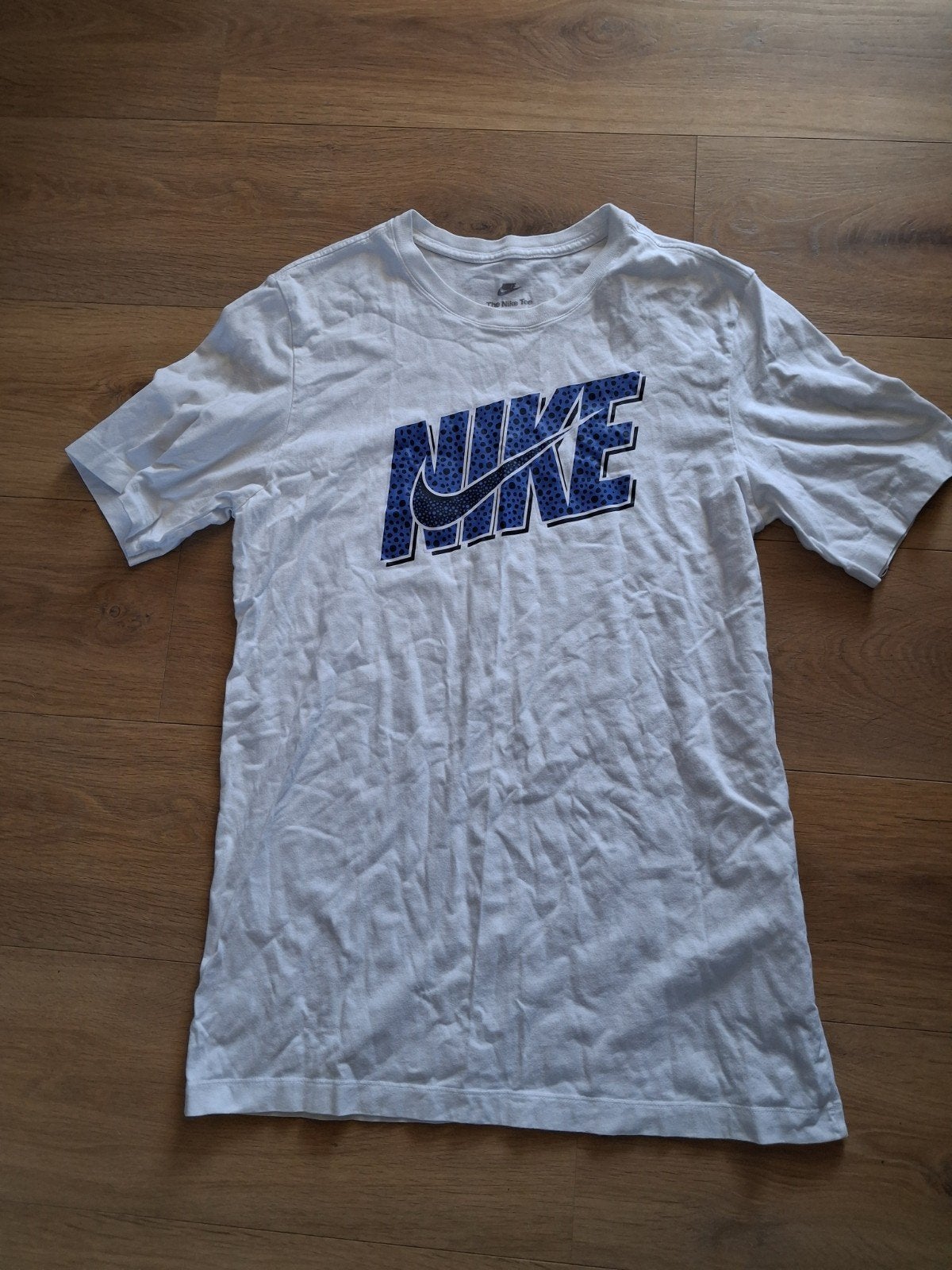 Wit Nike T-shirt L met blauw stippenpatroon logo, Kleding | Heren, T-shirts, Maat 52/54 (L), Wit, Nike, Ophalen of Verzenden