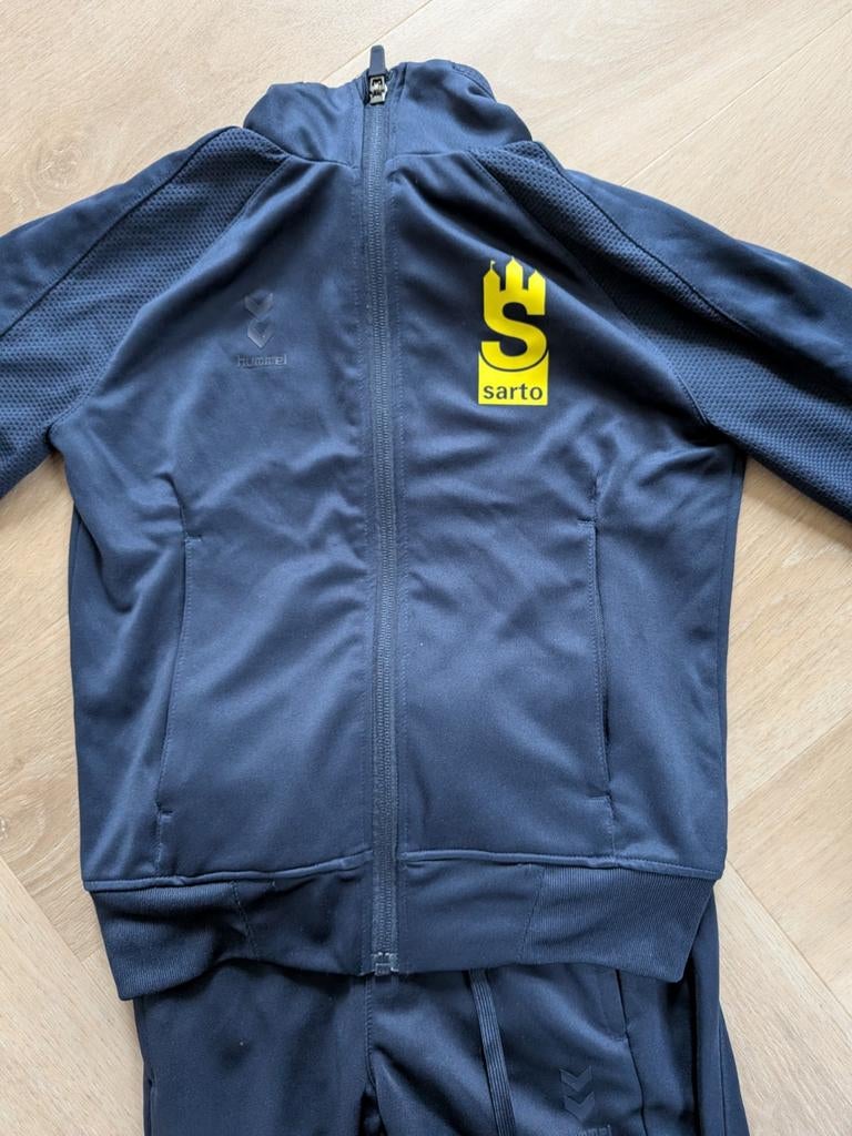 Sarto trainingspak Hummel maat 128, Gebruikt, Jongen of Meisje, Sport- of Zwemkleding, Ophalen of Verzenden