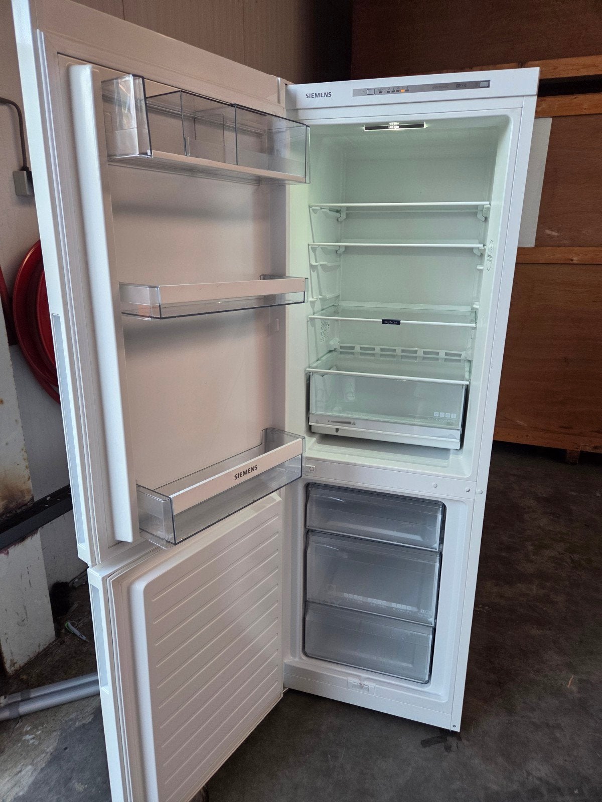 Siemens Koel-vriescombinatie met 3 vriesladen, 60 cm of meer, Met aparte vriezer, Zo goed als nieuw, Energieklasse A of zuiniger