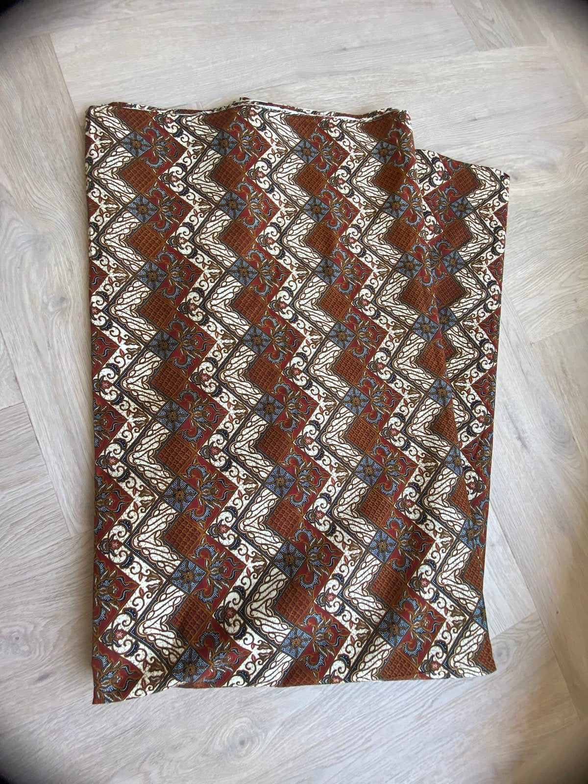 grote katoenen batik lap 390cm x 135, Hobby en Vrije tijd, Stoffen en Lappen, Bruin, 120 cm of meer, Nieuw, Ophalen of Verzenden