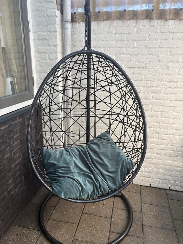 Hangstoel met kussen, Gebruikt, Zwart, Ophalen of Verzenden, Metaal