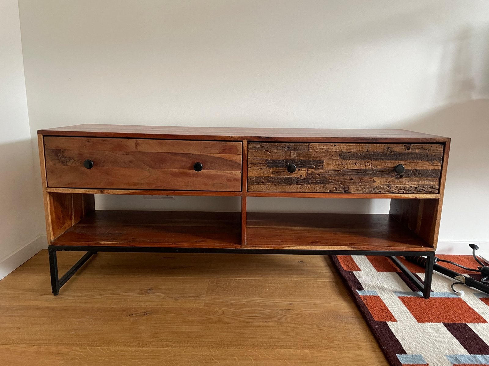 Robuust houten tv-meubel met lades en metalen onderstel, Huis en Inrichting, Ophalen, 100 tot 150 cm, Zo goed als nieuw, Minder dan 100 cm