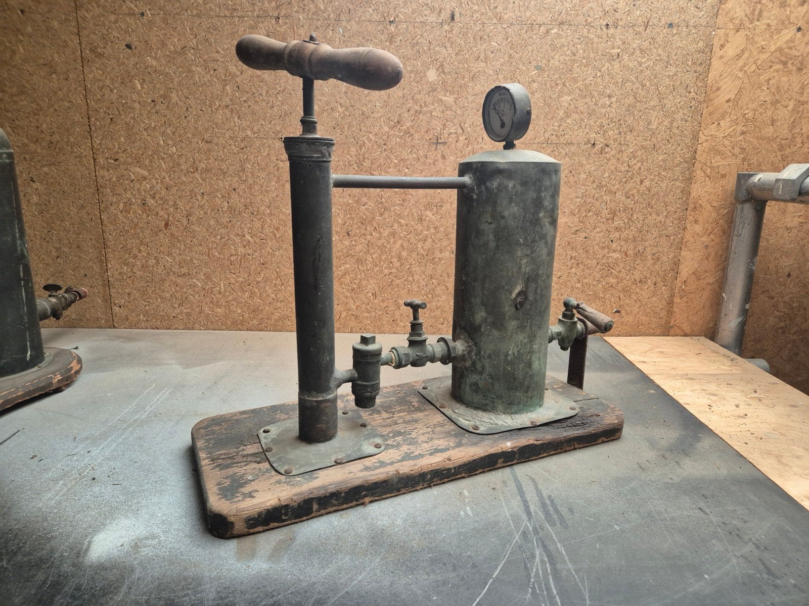 Antieke koperen pomp met manometer op houten voet, Antiek en Kunst, Ophalen