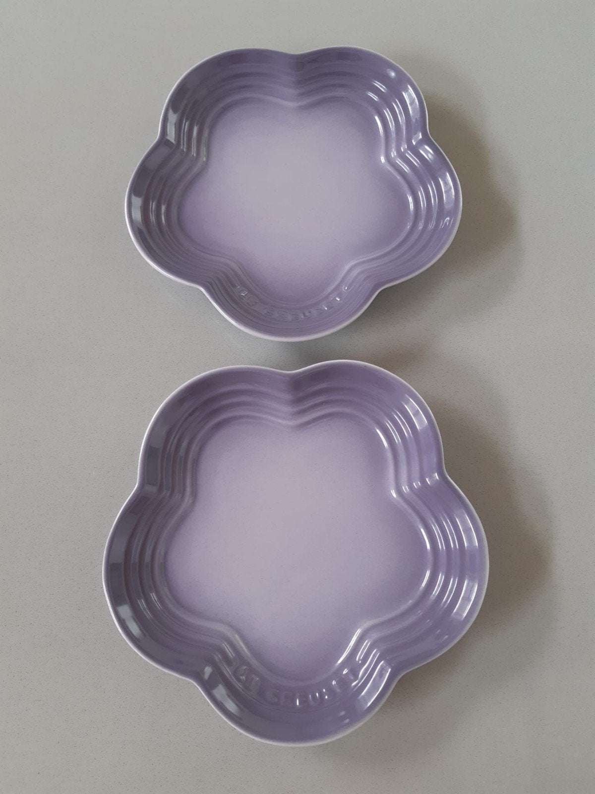2 Bloemvormige Bordjes Le Creuset Bluebell Purple, Nieuw, Ophalen of Verzenden, Bord(en), Overige stijlen