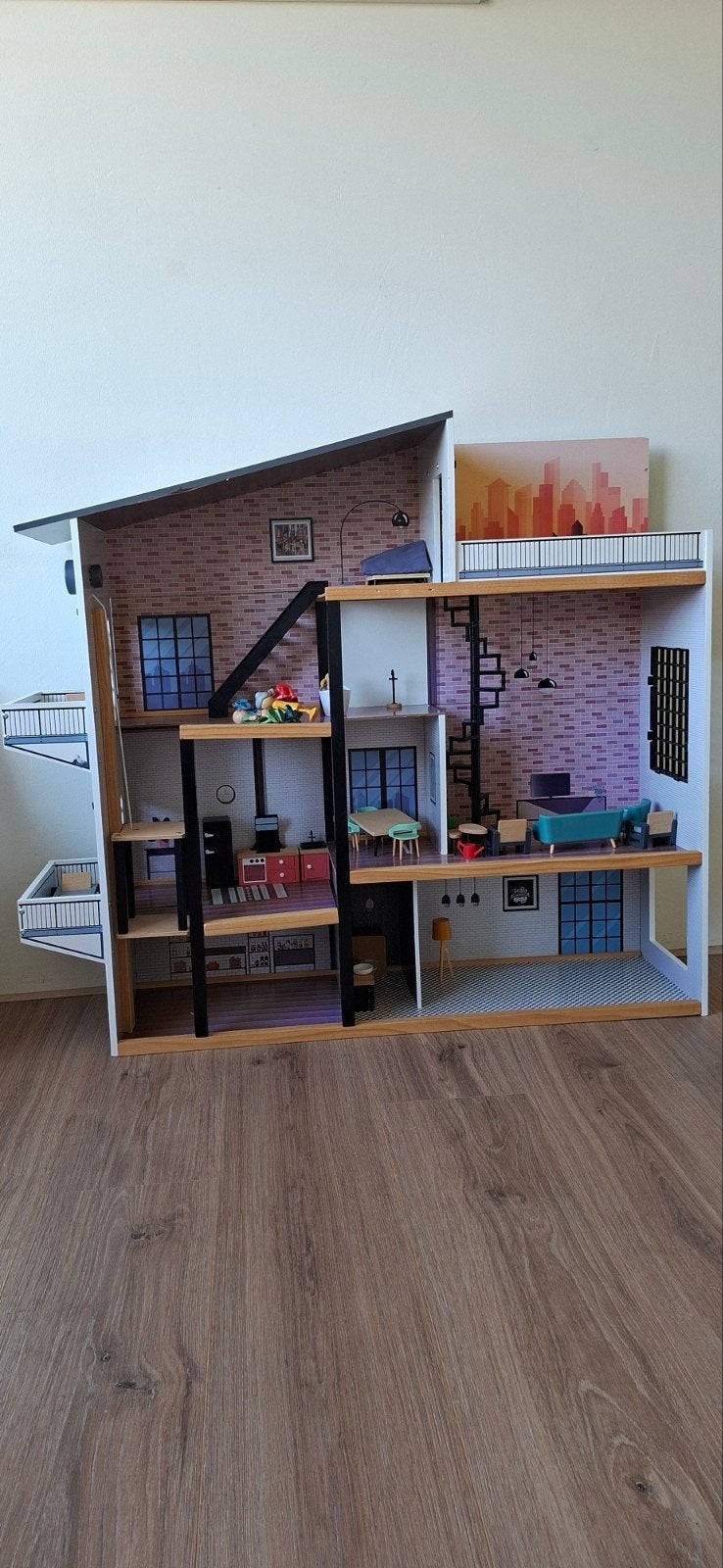 Groot modern houten poppenhuis met accessoires en poppen