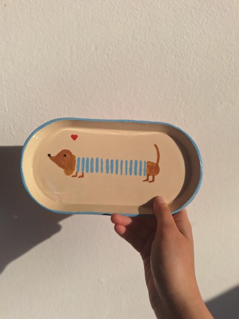 Handgemaakt bord met teckel. Vaatwasserbestendig, Ophalen of Verzenden, Overige stijlen, Bord(en)