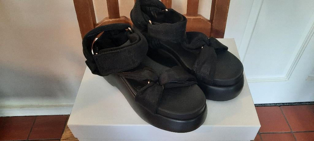 dames sandalen, merk AGL, maat 38, Ophalen of Verzenden, Zo goed als nieuw, Zwart, Sneakers of Gympen