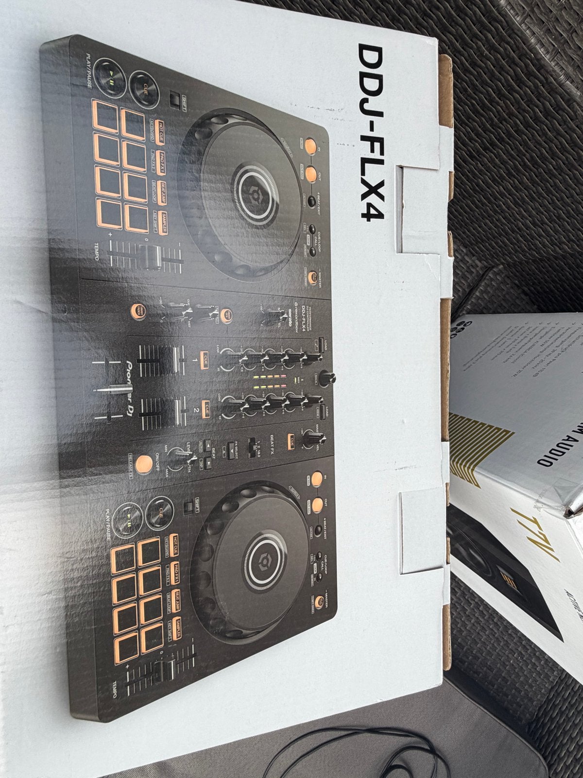 Foto 9 van Complete DJ-set: Pioneer DDJ-FLX4, Adam Audio T7V, Devine