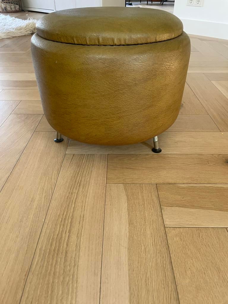 Vintage poef met opbergruimte - Okergeel/olijfkleurig leer, Ophalen, Minder dan 50 cm, Gebruikt, Rond