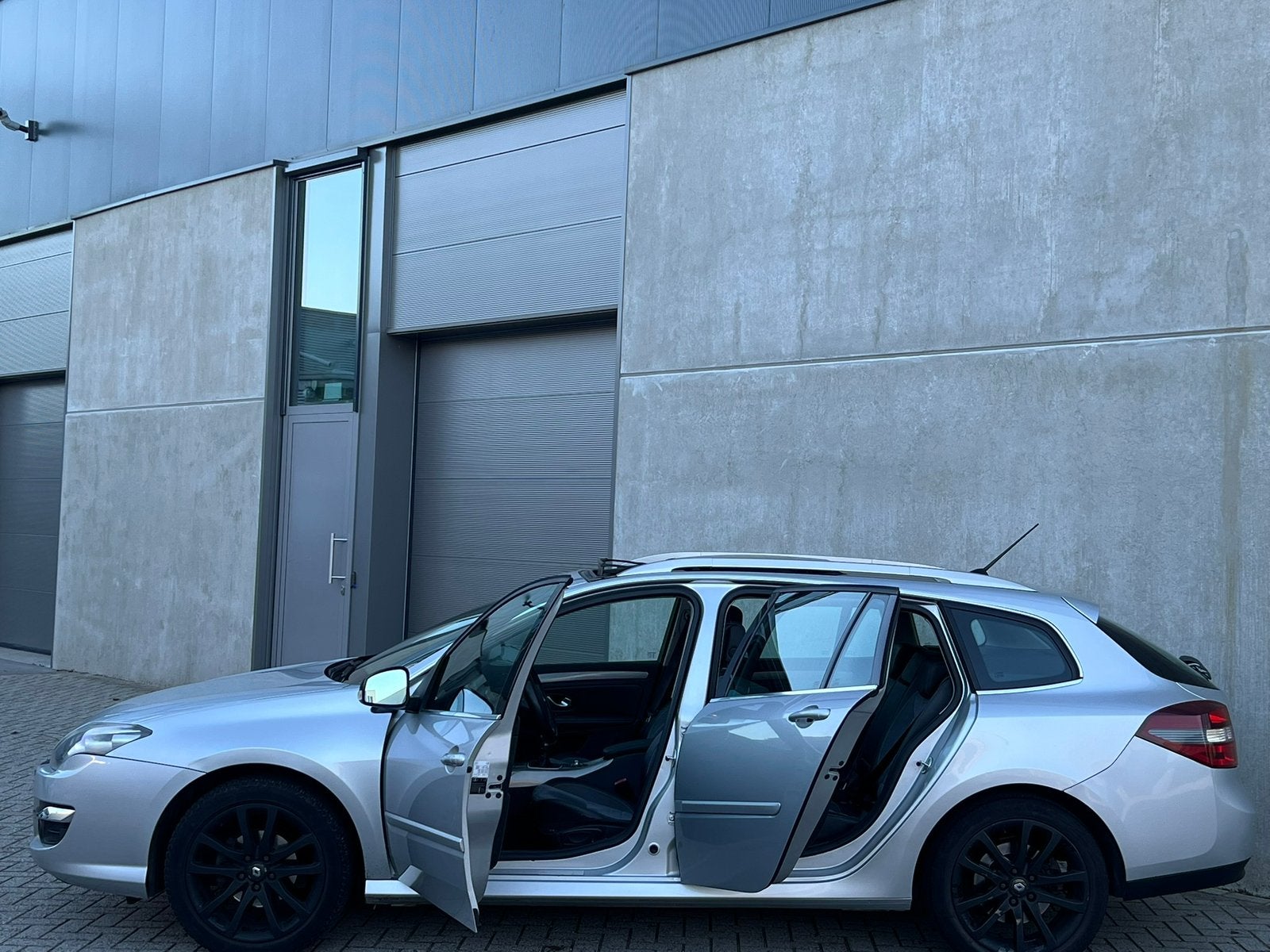 Luxe Grijze Renault Laguna 1.5 dCi 110PK/PanoramaDak/NweAPK!, Voorwielaandrijving, 1295 kg, Leder en Stof, Origineel Nederlands