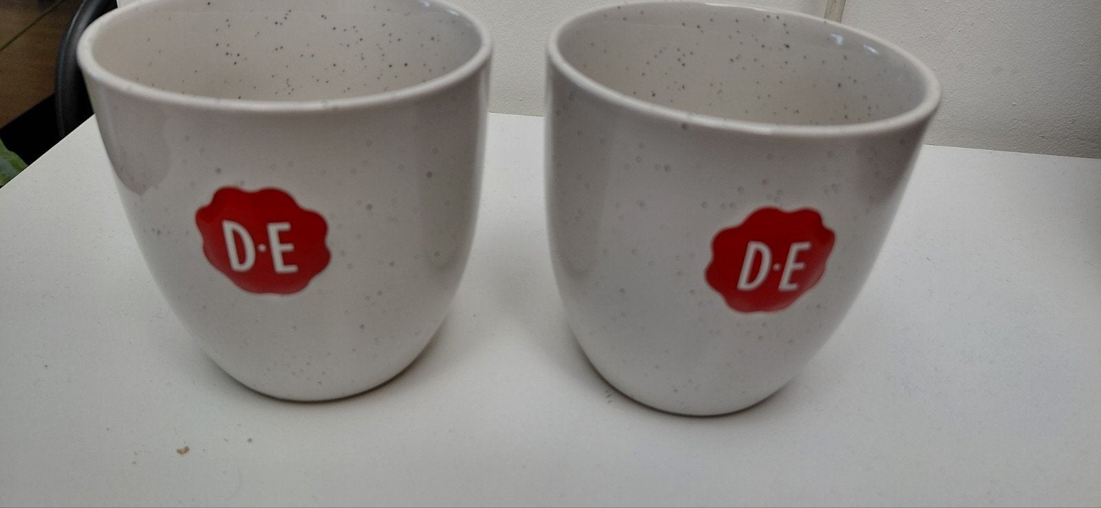 2 mokken Douwe Egberts, Ophalen, Zo goed als nieuw, Overige stijlen, Kop(pen) en/of Schotel(s)