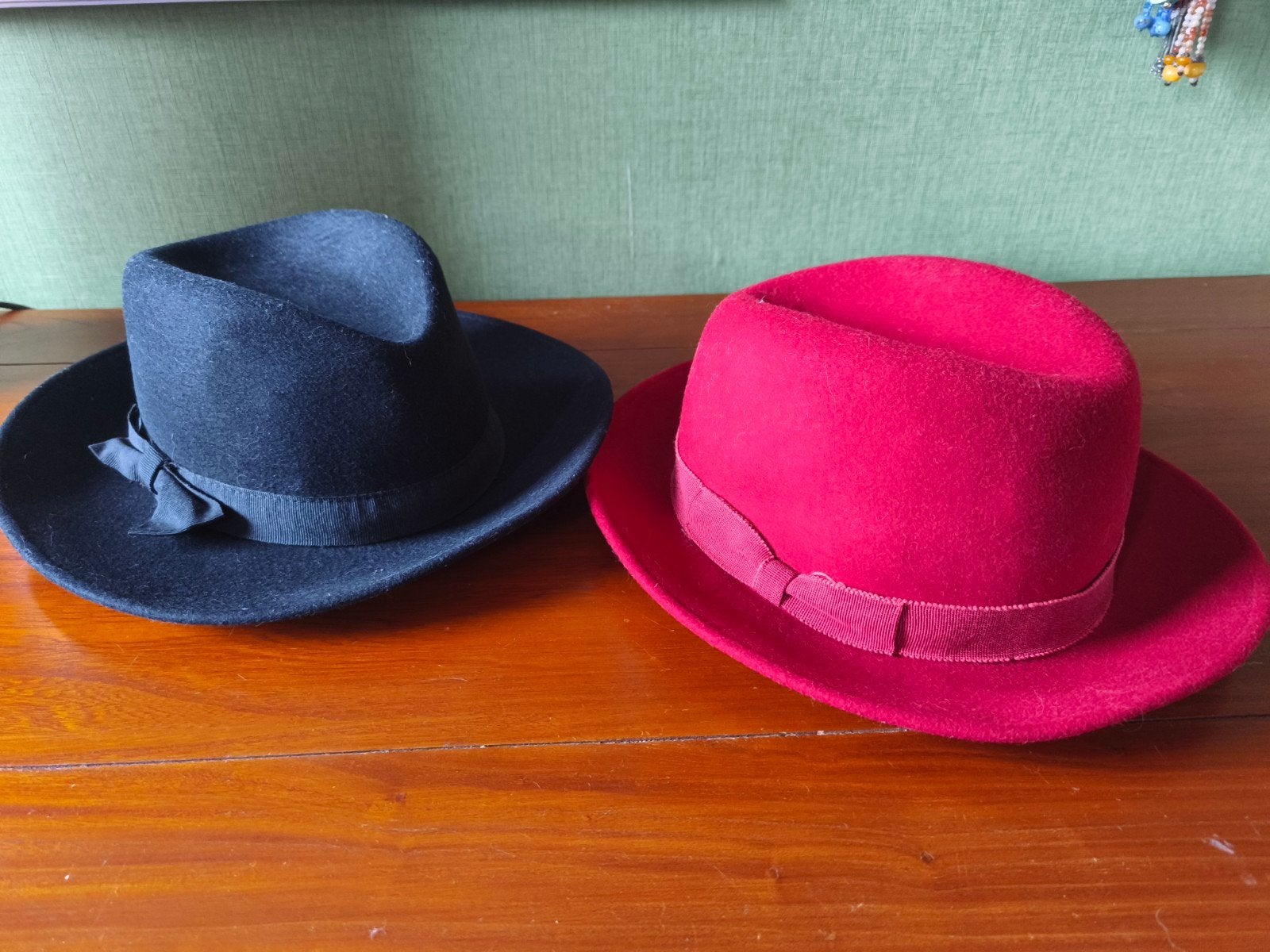 Set van 2 vintage vilten dameshoeden  100% Wol, Kleding | Dames, Ophalen of Verzenden, Zo goed als nieuw, 55 cm (S, 6⅞ inch) of minder