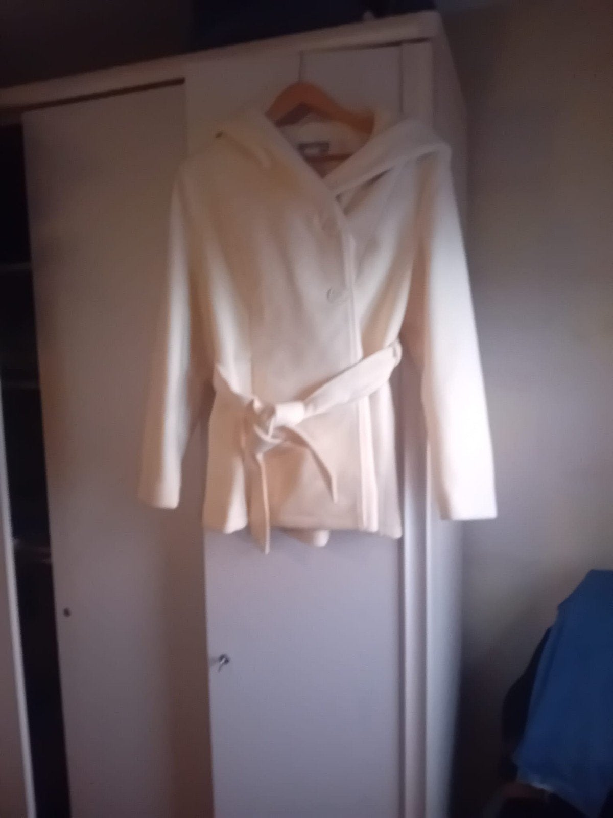 Crèmekleurige jas met  grote capuchon en ceintuur, Kleding | Dames, Overige kleuren, Maat 42/44 (L), Ophalen of Verzenden, Zo goed als nieuw