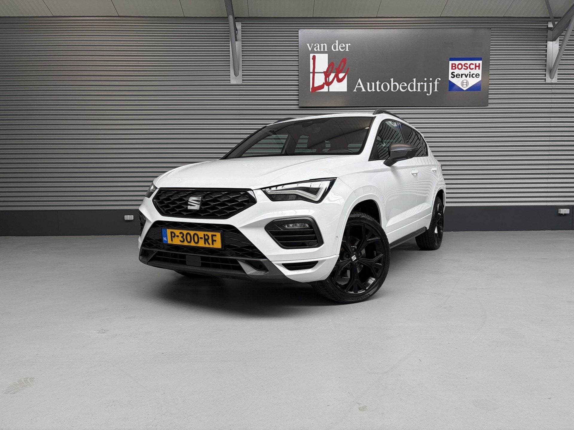 SEAT Ateca 1.5 TSI FR/PANO/DODE HOEK/TREKH WEGKL/CAM/19 INCH, Auto's, Dealer onderhouden, 4 cilinders, Ateca, Wit