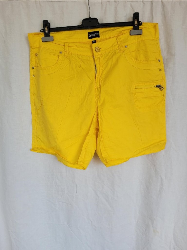 Leuke gele kort broek mt 44 merk 2-Bizzy, Kort, ., Geel, Maat 42/44 (L)