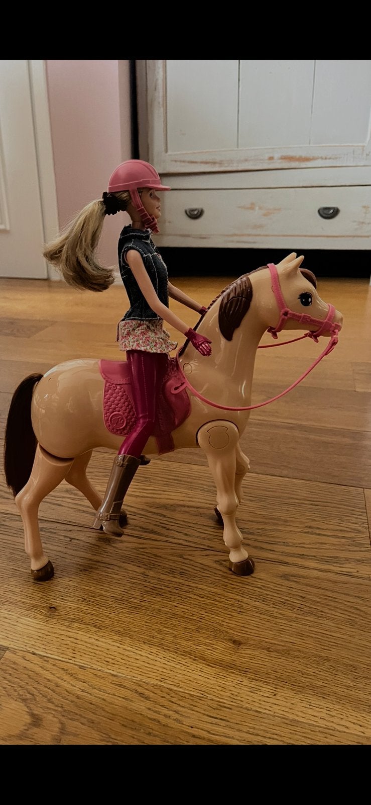 Te koop lopend barbiepaard met barbie, Ophalen of Verzenden, Gebruikt