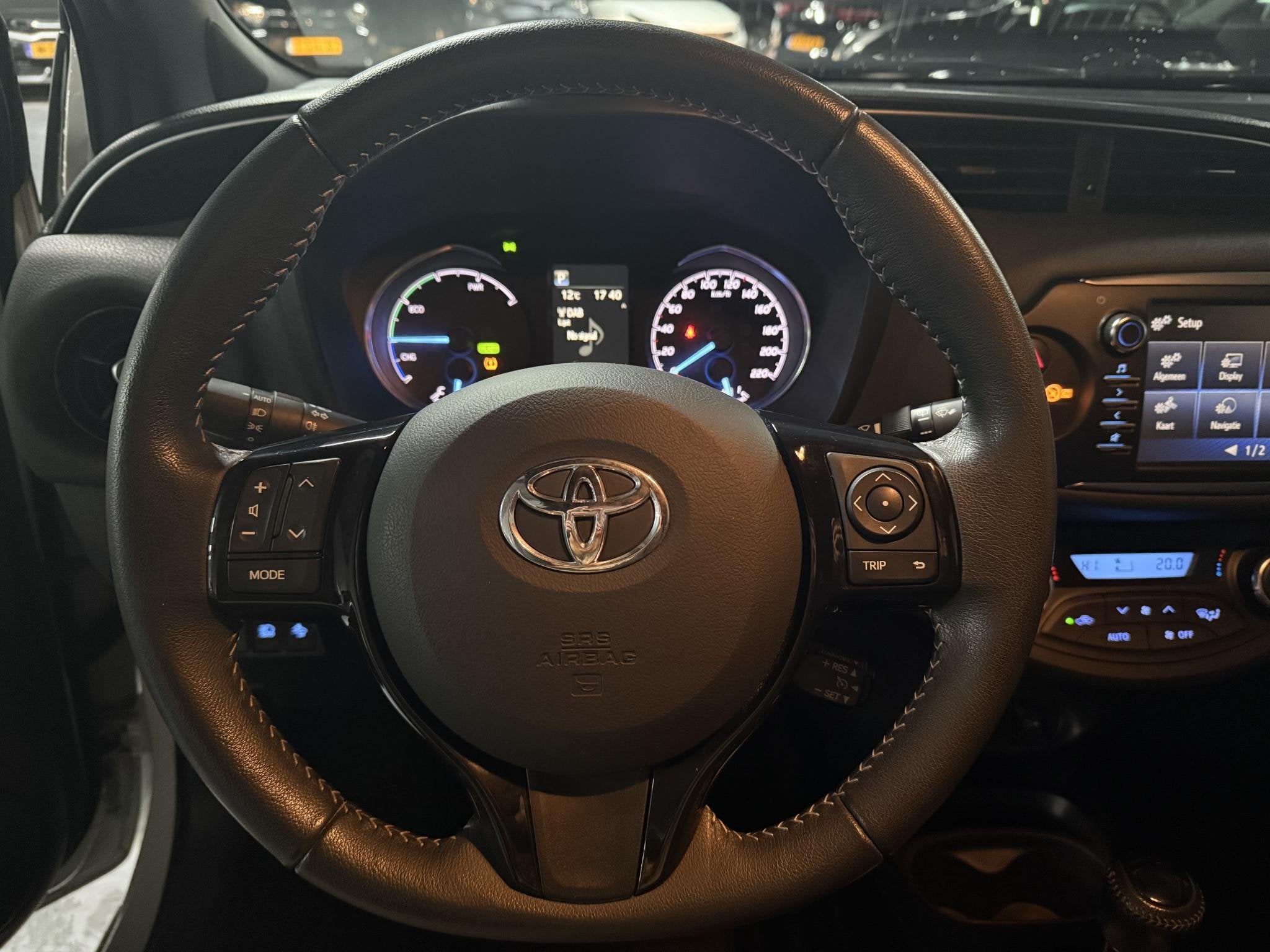 Toyota Yaris 1.5 Hybrid Bi-Tone Luxe en nette auto slechts 7, Gebruikt, Euro 6, 4 cilinders, Wit