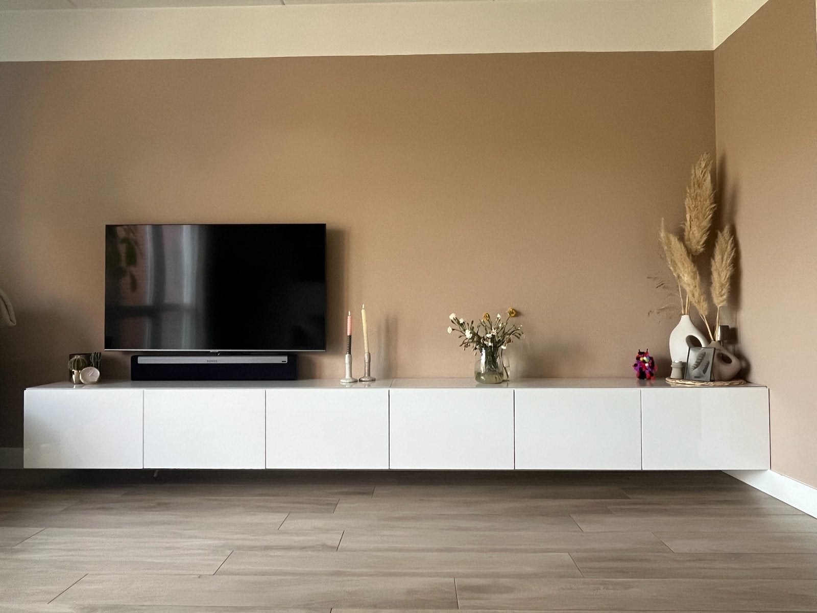 IKEA TV-meubel met glazen blad en push-to-open deuren, Huis en Inrichting, Ophalen, 200 cm of meer, Minder dan 100 cm, 25 tot 50 cm