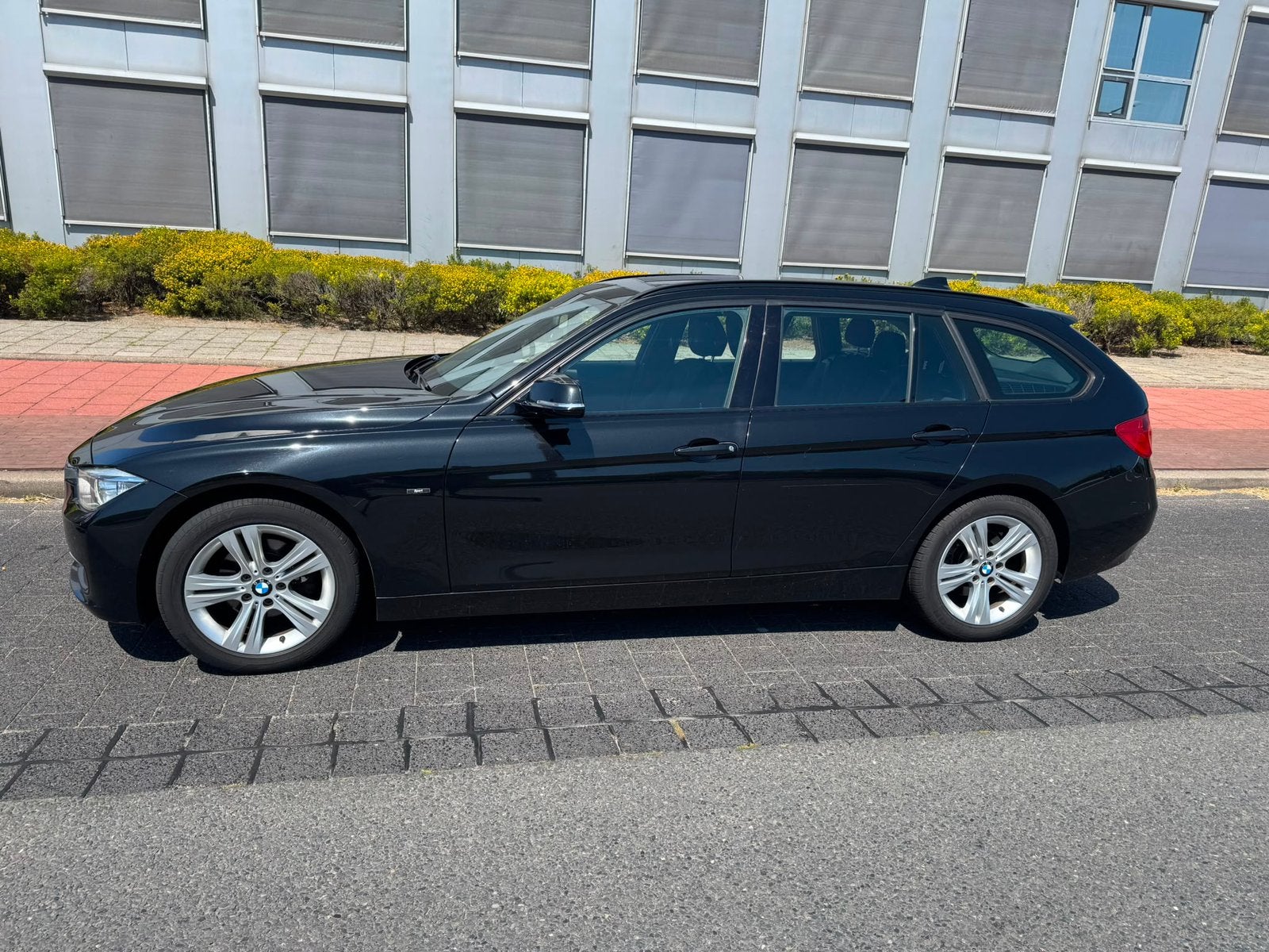 BMW 3-Serie 1.6 316I Touring AUT 2013 Zwart, Auto's, Automaat, 4 cilinders, 1445 kg, Zwart