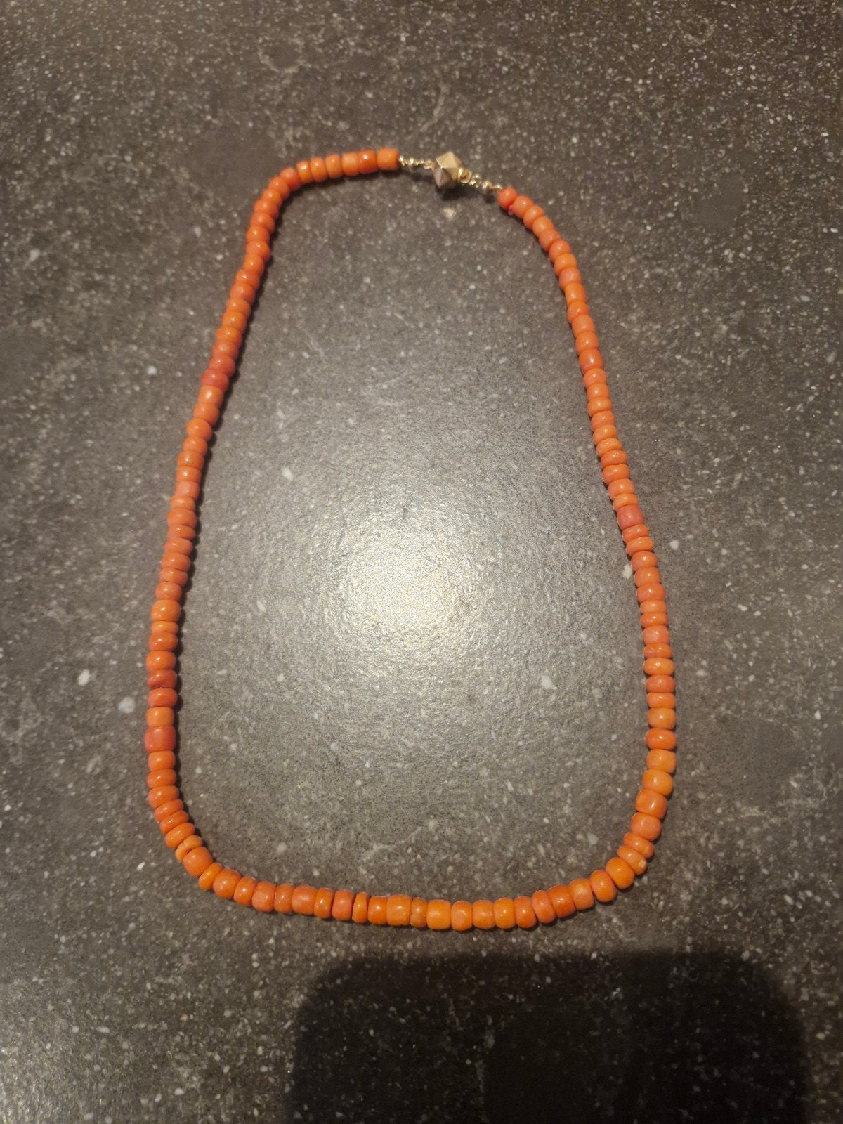 14k Gouden Ketting met Bloedkoraal Kralen - 47,6 cm, Gebruikt, Ophalen of Verzenden, Met edelsteen, Rood