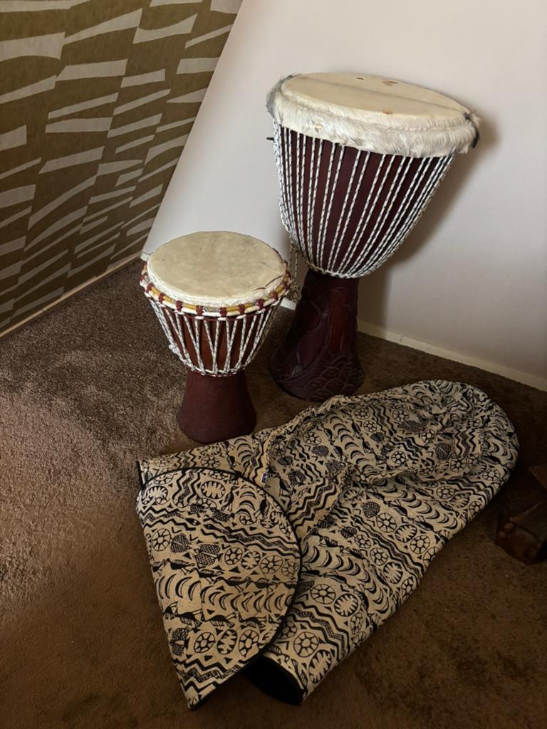 Grote en kleine Djembé met draagtas (grote), Muziek en Instrumenten, Percussie, Ophalen, Zo goed als nieuw, Trommel