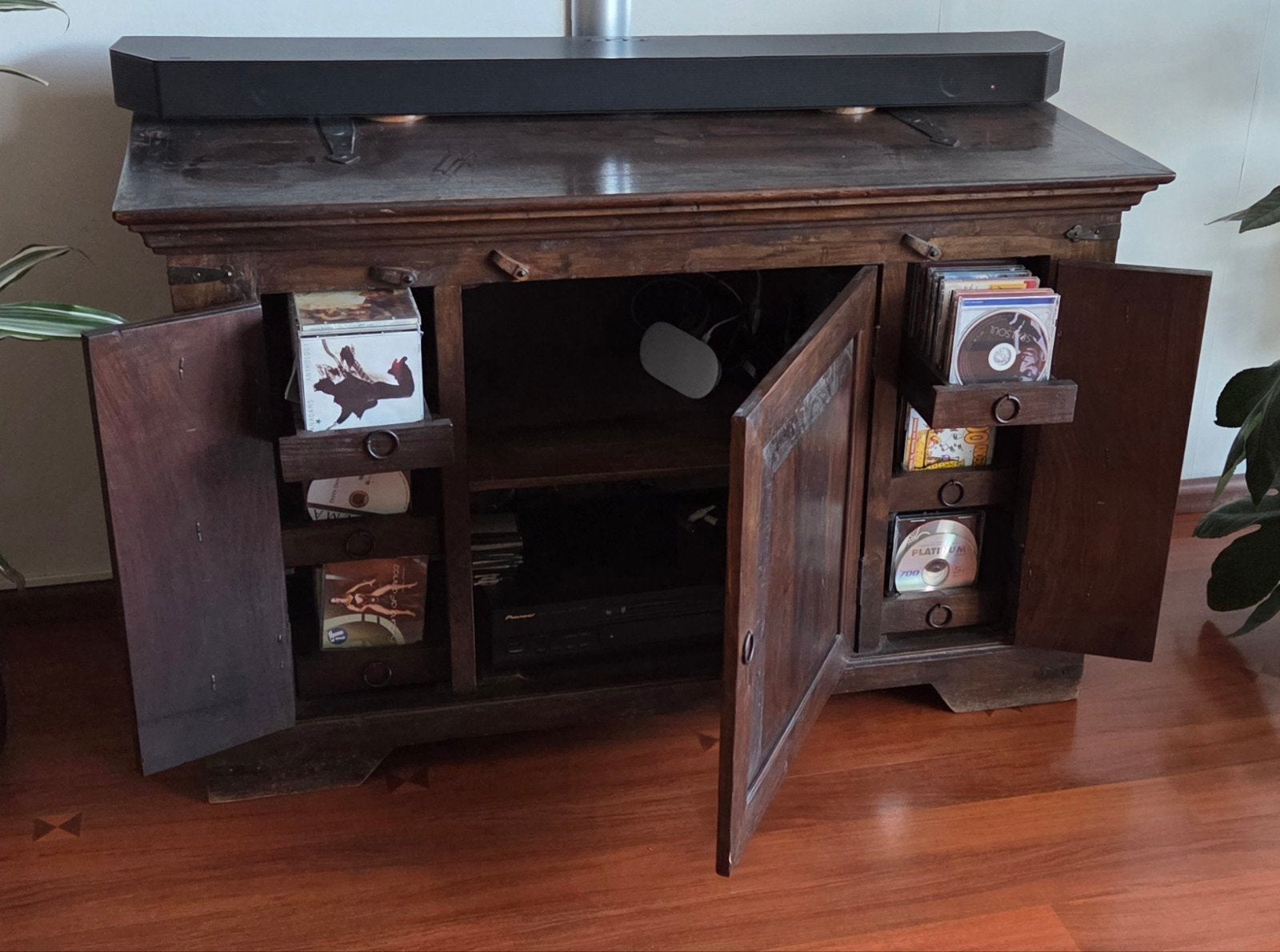 Massief houten tv-meubel / dressoir met opbergruimte, Ophalen, Gebruikt, 100 tot 150 cm, Klassiek, Rustiek