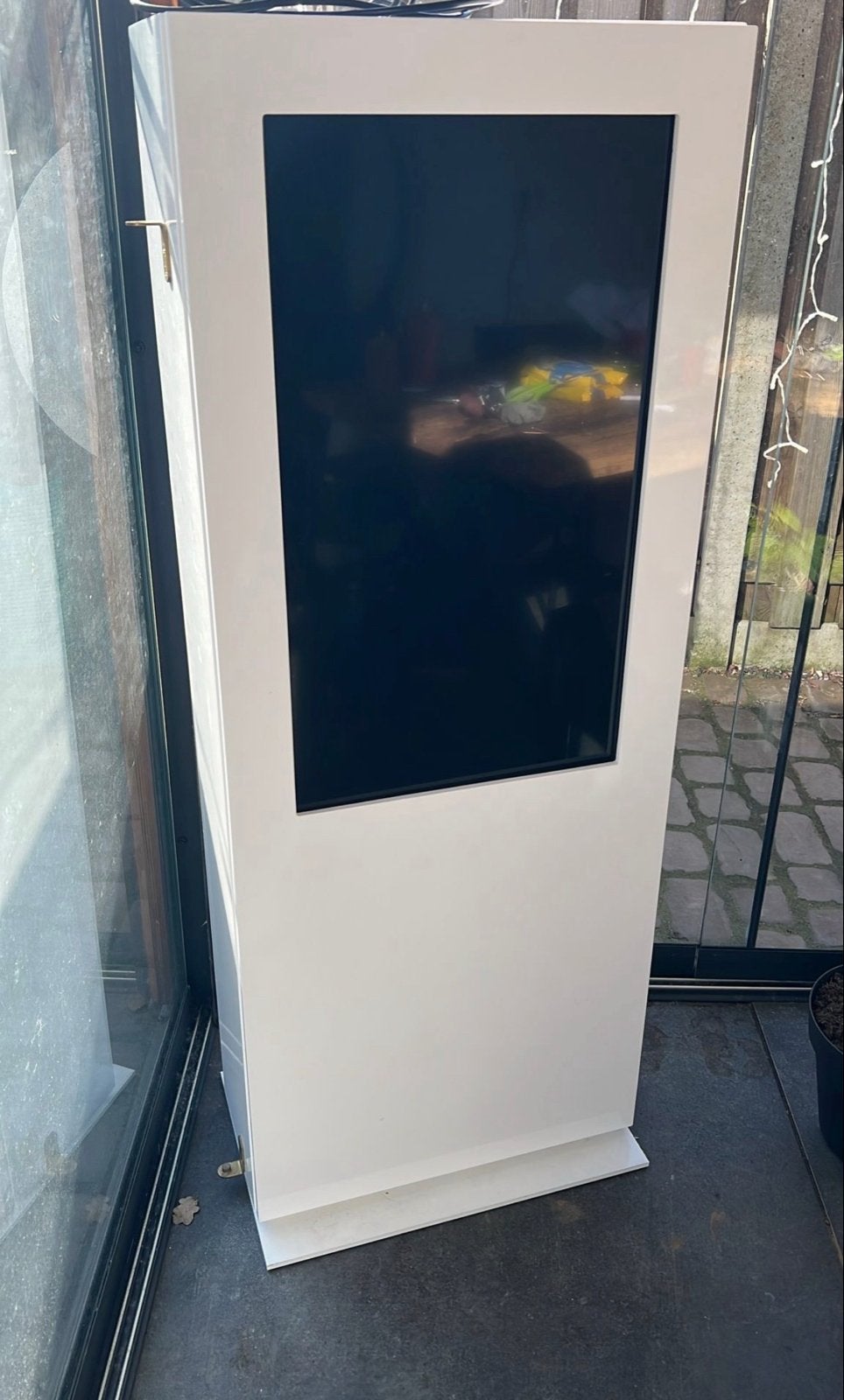 Digitale Informatiezuil Interactieve Totem Wit, incl. TV, Ophalen, HDMI, Full HD, Zo goed als nieuw