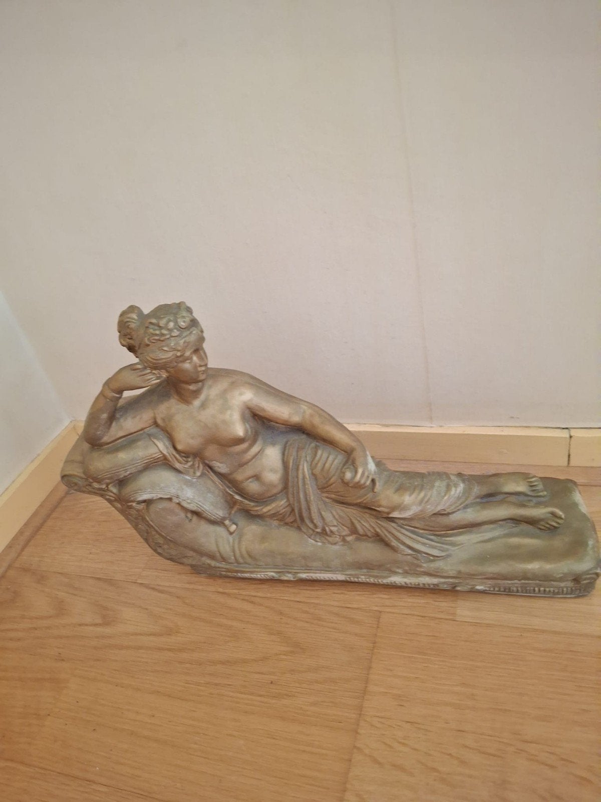 Klassiek beeld van liggende vrouw, steen of keramiek, Antiek en Kunst, Ophalen, 50 - 100 cm, Handgemaakt, Steen of Keramiek