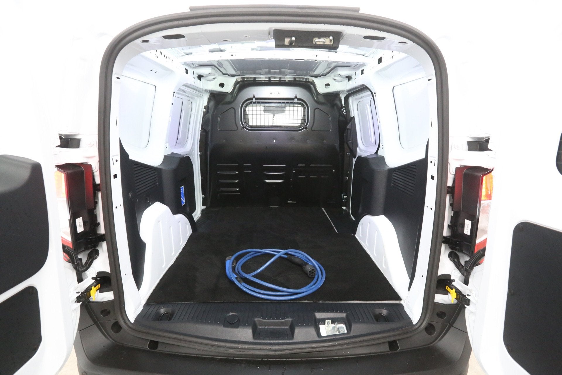 Ford e-Courier 54 kWh 136PK | NIEUW | Snelladen | Virtual |, Automaat, Gebruikt, 750 kg, Wit