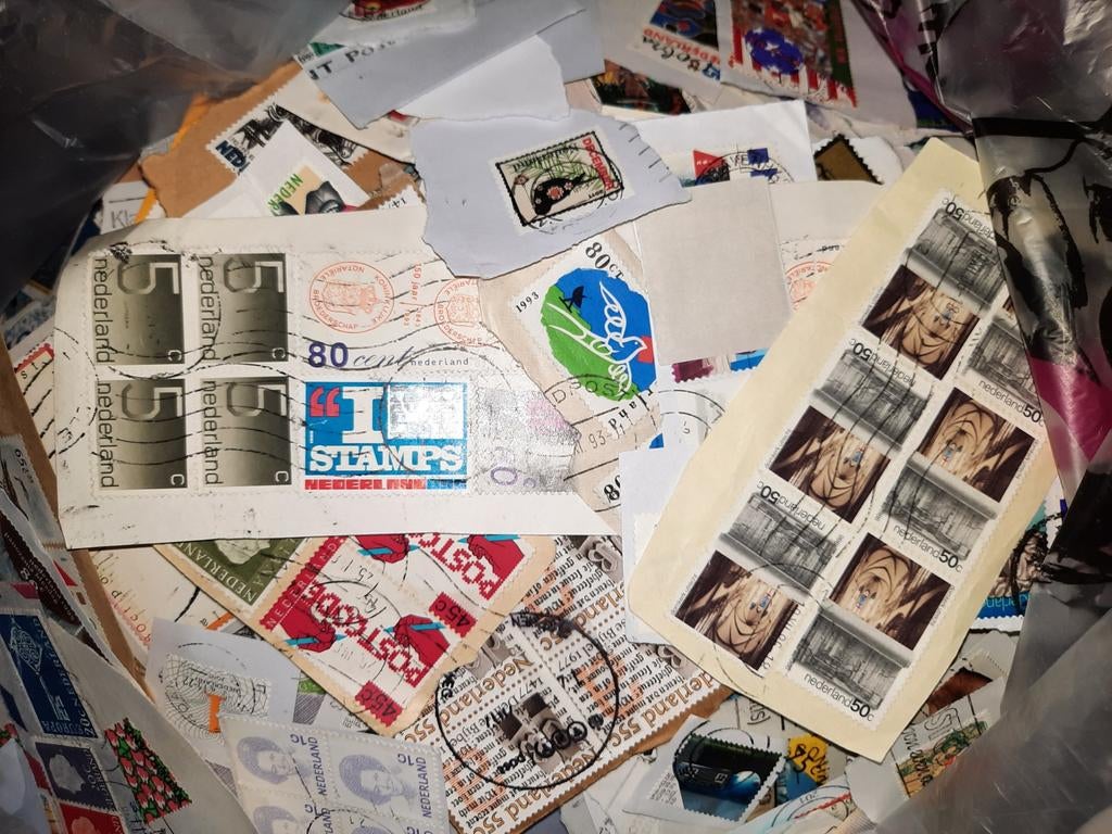 kilowaar Nederland  op papier- bijna 3 kilo, Postzegels en Munten, Postzegels | Nederland, Ophalen of Verzenden, Na 1940, Gestempeld