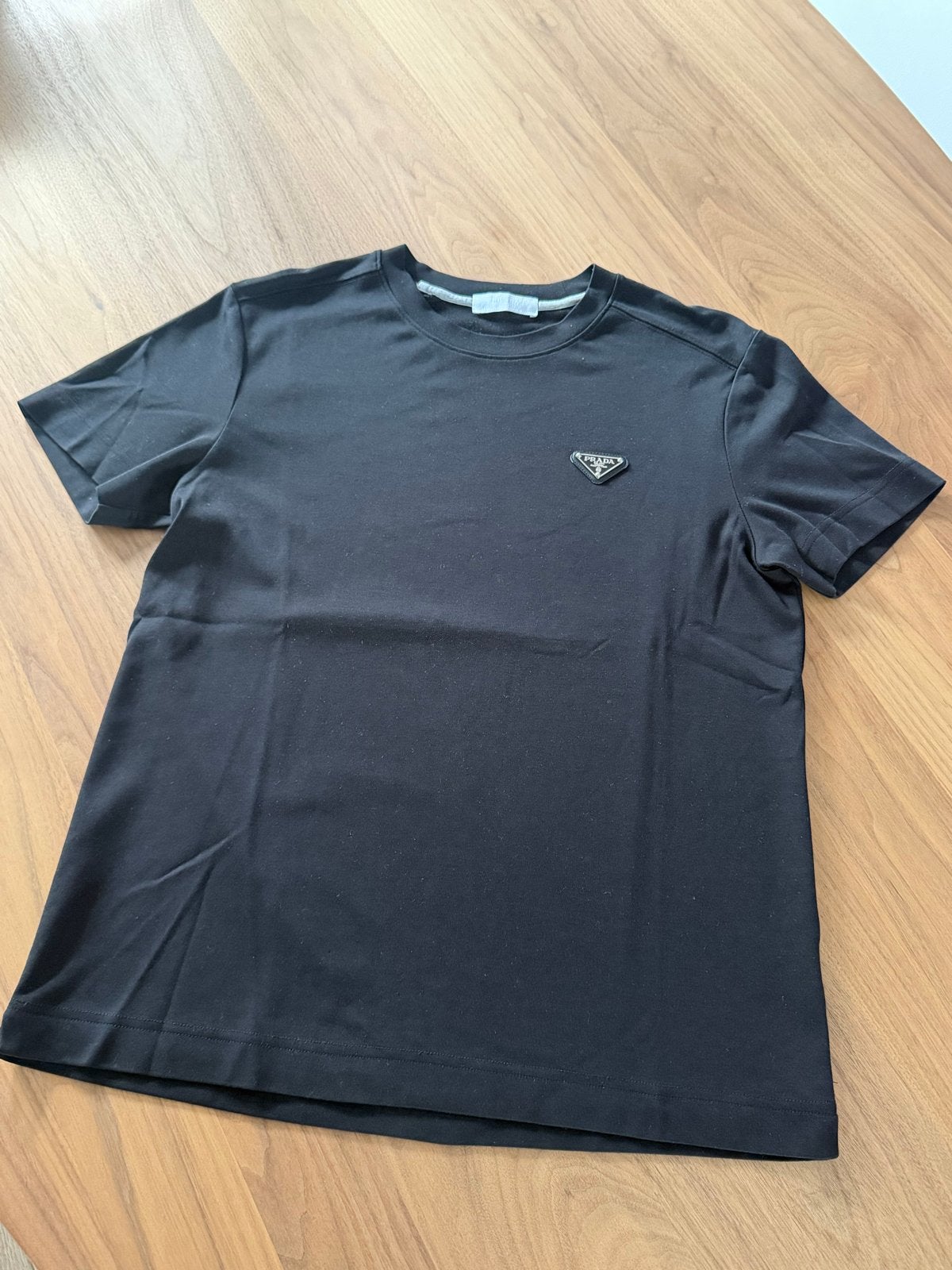 Prada T-shirt Zwart met Logo - Maat M, Ophalen of Verzenden, Zo goed als nieuw, Maat 48/50 (M), Zwart